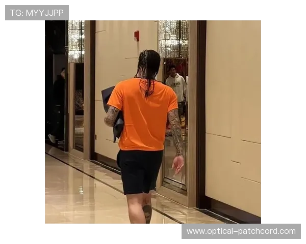 王大雷新赛季亮相脏辫造型